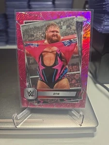 2025 Topps Chrome WWE - Otis #45 Pink Shimmer Refractor - Imagen 1 de 2