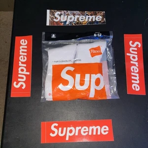 BRANDNEUE SUPREME WEISSE SOCKEN DOPPELPACK - Bild 1 von 2