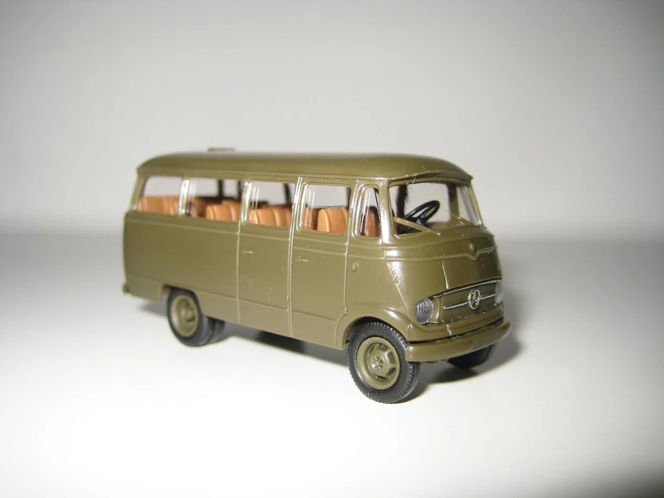 Brekina H0 36190 - Autobús Mercedes-Benz 319 verde oscuro - Imagen 1 de 4