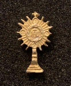 Vintage IHS Catholic Monstrance Ostensorium Lapel Pin Religious Gold Tone - SP1 - Picture 1 of 3