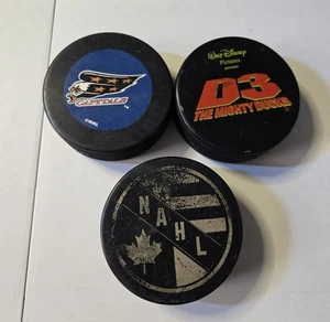 2 offizielle Spiele Hockey Puck um 1974 North American Hockey League plus ein Disney - Bild 1 von 3