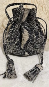 Bandolera Carlos Falchi Gris, Pequeña, Patrón Piel Serpiente, Estampado Serpiente - Imagen 1 de 10