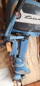 antique, carburetored 1950s Evinrude 7.5hp. - Picture 1 of 10