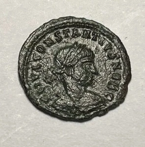 Ancient Imp. Roman Bronze Coin 300-400 AD Nice Patina Two Soldiers Victory 18mm - Picture 1 of 4