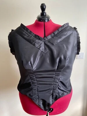 corpiño puntiagudo victoriano estilo mediados de la década de 1880, deshuesado, dobladillo ribeteado, sin mangas Foto 1 de 4