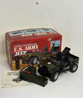 VINTAGE RADIO SHACK RADIO CONTROLLED US ARMY JEEP 1983, CAT. NO. 60-3087 - Image 1 of 4