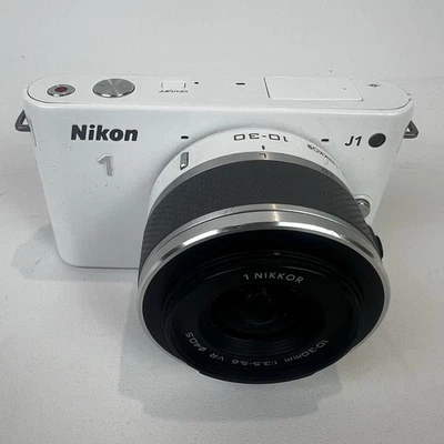 Cámara sin espejo Nikon 1 J1 10,1 MP con obturador de lente de 10-30 mm 900 batería Inc Foto 1 de 4