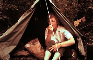 Original Rutsche, junge Dame Camping im Vintage Zelt, Schweden 50er Jahre  - Bild 1 von 1