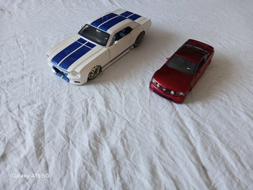 Jada 1965 Mustang escala 1:24 modelo de carro fundido Big Time Muscle listras azuis. - Imagem 1 de 4