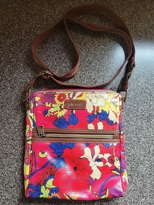 Bolso Bandolera Sakroots Rojo Estampado Floral Pequeño-9.5" x 8.5"x 2"-CC Pkts Foto 1 de 4