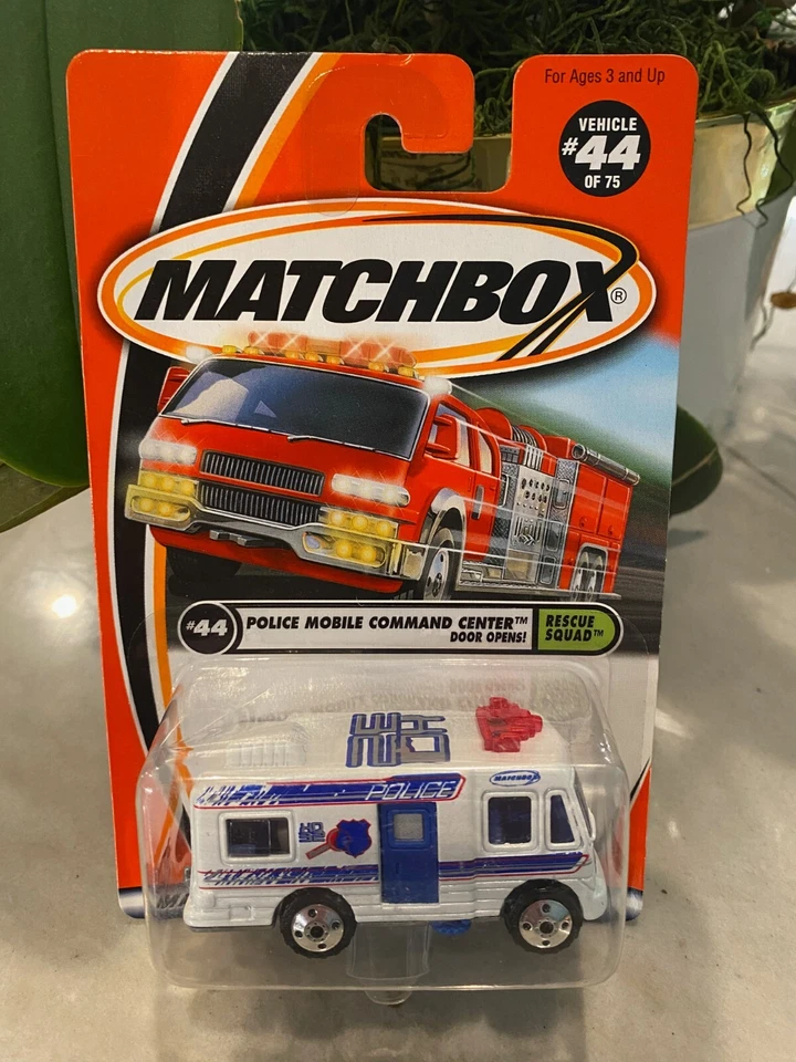 2001 Matchbox #44 Rescue Squad POLICE MOBILE COMMAND CENTER White w/4Dot Spokes - Image 1 of 1