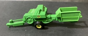 ERTL JOHN DEERE 4” SMALL SQUARE BALER #L0516YL01 - Picture 1 of 12