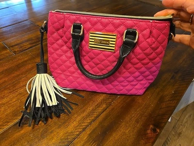 Женская сумочка Bestey Johnson розовая и белая искусственная кожа с цветочным узором внутри - Изображение 1 из 4