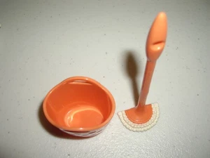 T31 Fisher Price Loving Family casa de muñecas 2 piezas fregona y cubo o cesta de lavandería - Imagen 1 de 4