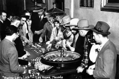 Wooing Lady Luck Vintage Las Vegas Photo Art Print Poster 18x12 - Image 1 of 3
