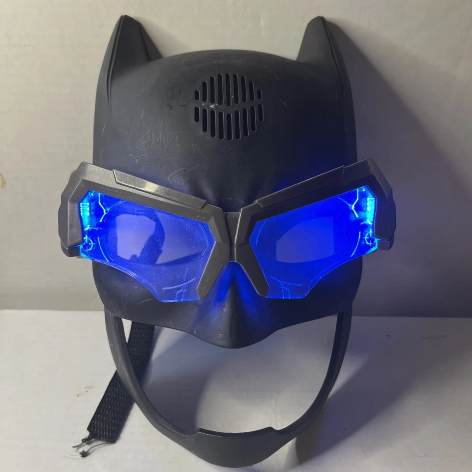 DC Comics Batman Voice Changing Mask Light Up Mattel Talking Halloween mask - Image 1 of 1
