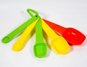 Cuchara medidora de anidación Tupperware vintage de 5 piezas de 1/8 a 1 cucharada colores de otoño - Imagen 1 de 3