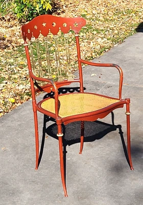 Antiguo sillón italiano Chiavari de hierro forjado y latón con asiento de caña Foto 1 de 4