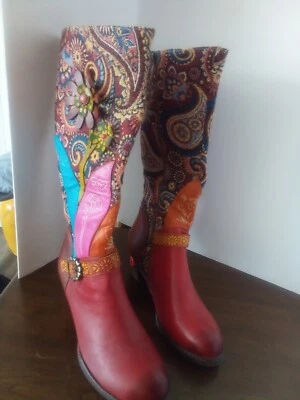 BOTAS DE MODA ESTILO RETRO, BOHO, AZTECA - tela floral con apliques hechos a mano  Foto 1 de 4