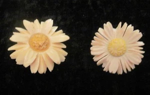 2 Vintage Carved Daisy Flower Brooch Pins - Picture 1 of 4