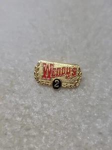 Alfiler trasero de solapa de metal y esmalte de 2 años de Wendy's en tonos dorados - Imagen 1 de 4
