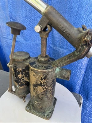 Antigua bomba manual de latón - doble cilindro, cilindro de 2 1/2”, AB sobre W marcado Foto 1 de 4