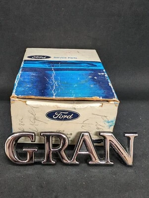 Ford Gran Torino 1972 guardabarros delantero emblema placa insignia adorno D2oz-16098B nuevo de lote Foto 1 de 4