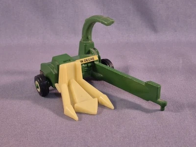 Ertl John Deere Corn Picker Green 565-9011 Diecast Metal Farm Vehicle 1:64 - Image 1 of 4
