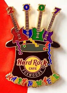 2007 HARD ROCK CAFE FOXWOODS HAPPY NEW YEAR PARTY HAT & GUITARS LE PIN - Picture 1 of 1