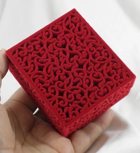 Caja de regalo colgante collar con bisagras de terciopelo flocado filigrana recortada roja pendiente - Imagen 1 de 6