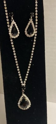 "Hermoso conjunto de collar y pendientes de colección con piedras negras y transparentes, perforados, 20"" usado en excelente estado" Foto 1 de 4