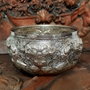 ANTIKE VINTAGE BURMESISCHE KLEINE SILBERSCHALE SIAM THAI SILBER REPUSED - Bild 1 von 8