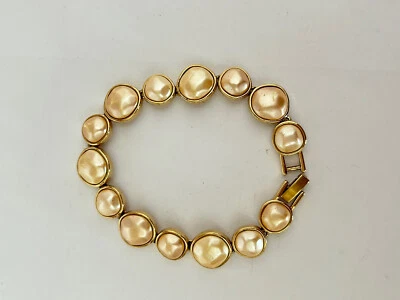 Hermoso Brazalete Liz Claiborne Cierre Tono Dorado Imitación Peal Cabinas Foto 1 de 4