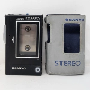 Walkman reproductor de casete estéreo de metal negro Sanyo M 5550 de colección con estuche para piezas - Imagen 1 de 17