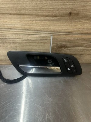 Manija de puerta interior delantera izquierda asientos térmicos Chevy Suburban LTZ 07-14 Foto 1 de 4