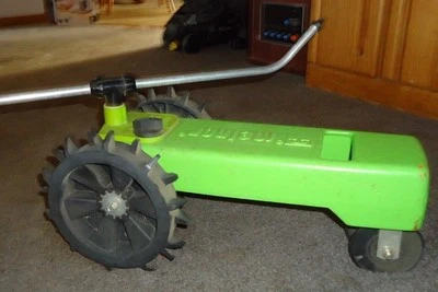 ASPERSOR DE CÉSPED DE VIAJE MELNOR ESTILO TRACTOR DE ALTA RESISTENCIA VERDE JOHN DEERE  Foto 1 de 4