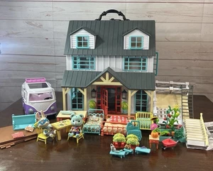 Honey Bee Acres Bauernhaus über 45 teiliges Spielhaus Set mit Stadtbus & 2 Figuren - Bild 1 von 22