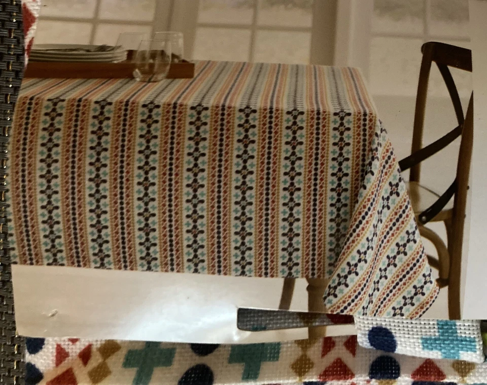 Food Network 52 x 70” Mantel Oblongo Rojo, Blanco Azul Día del Trabajo 4 de Julio Foto 1 de 4