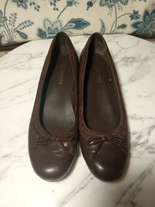 Easy Spirit Wedge Pumps Brown With Tiny Bow Classy Shoes Comfy Heels Sz 7 - Picture 1 of 14