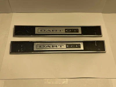 1963 - 1966 Корпус DODGE DART GT ПЕЧАТКА ДВЕРНАЯ ПАНЕЛЬ ОТДЕЛКА ЭМБЛЕМА ПЛАСТИНА КРЫШКА БОЛТА - Изображение 1 из 3