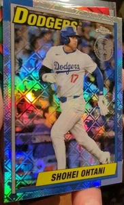 Logofractor cromado Topps 2025 Shohei Ohtani 1990 35 aniversario refractor LA - Imagen 1 de 6