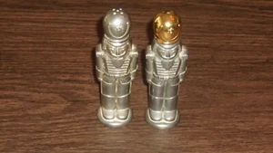 Godinger Silver Art Co. 1994 agitadores de sal y pimienta enchapados en plata cascanueces - Imagen 1 de 7