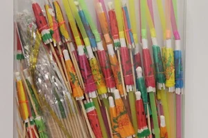 2 Packungen à 150 Trinkhalme mit Papierschirmen und Schirm Cocktailstäbchen - Bild 1 von 3