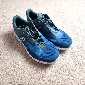 Zapatos para correr Cloudflow para hombre talla 9 azul petróleo verde con cordones zapatillas suizas - Imagen 1 de 10