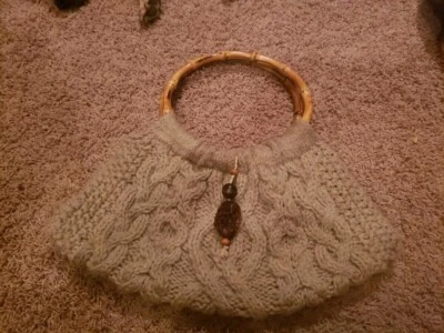 Lindo bolso de punto con asas de bambú Foto 1 de 4