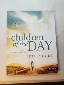 Children of the Day - Bible Study Book paperback, Beth Moore - Foto 1 di 2