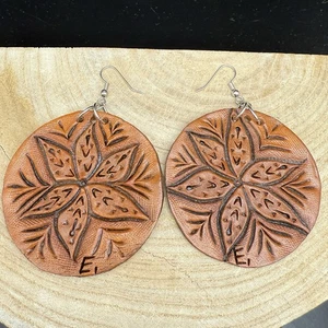 Orecchini pendenti in pelle lavorata a mano design floreale boho sud-ovest firmati E - Foto 1 di 8