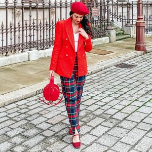 Outfit formal de mujer para otoño con blazer beige y leggings negros 】