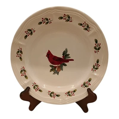 GIBSON 9" Plato de Cena Pájaro Cantor Cardenal Acebo Bayas Piña Juego de 4 Etiqueta Nueva Foto 1 de 4