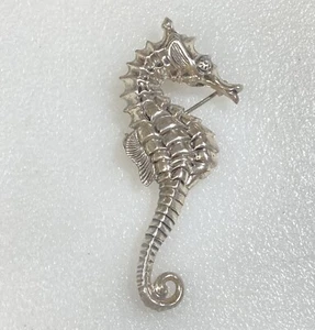 Beau Vintage Sterling Silver .925 Seahorse Repousse Brooch 2.5" - Picture 1 of 3